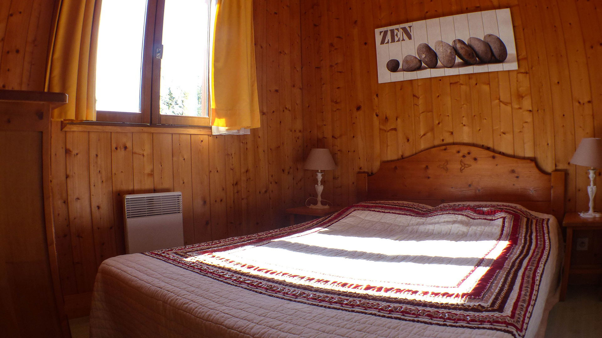 Chambre avec lit double